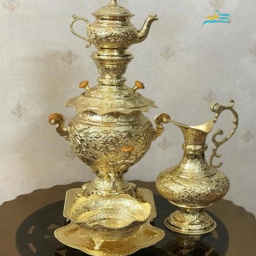 نمای کامل از سرویس سماور برنجی با قلمزنی و روکش کوره‌ای، نمایش فرم، ظرفیت ۳.۵ لیتری و زیبایی کلی.
