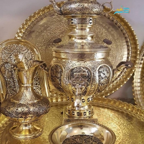 نمای کامل از سرویس سماور با طرح خورشیدی و قلم استاد اصفهانی، نمایش فرم، ظرفیت ۶ لیتری و زیبایی کلی.