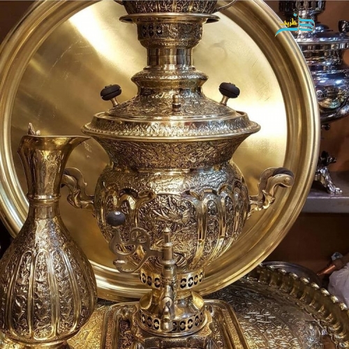 نمای کامل از سرویس سماور با طرح خورشیدی و رنگ طلایی، نمایش فرم، ظرفیت ۷ لیتری و زیبایی کلی.