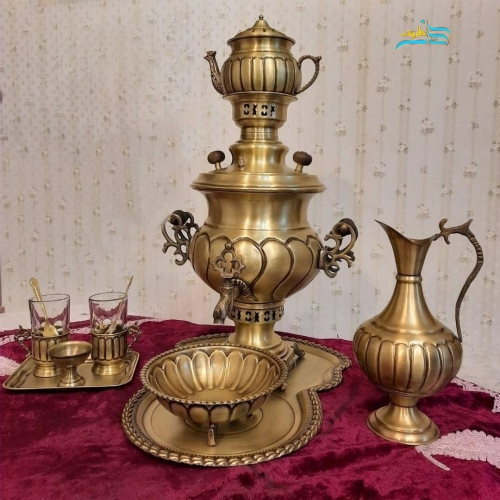 نمای کامل از سرویس ۵ تکه شامل سماور ۴ لیتری و چایخوری دو نفره، نمایش هماهنگی و زیبایی کلی.
