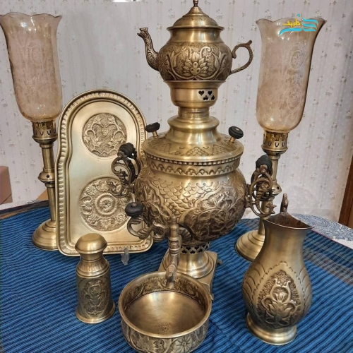 نمای کامل از سرویس سماور با قلم‌دست، نمایش فرم، ظرفیت ۶ لیتری و زیبایی کلی.