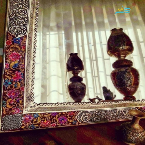 نمای اختصاصی از نقاشی دستی زیبا روی محصول برای نمایش کیفیت و هنر.