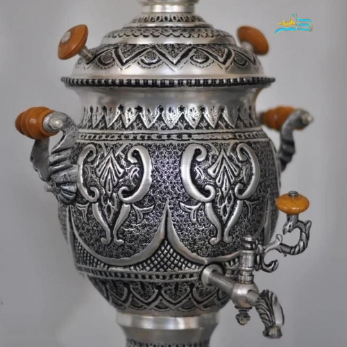 نمای ماکرو از قلمزنی اعلا طرح اسلیمی اثر استاد رحمتی برای نمایش کیفیت و ظرافت.
