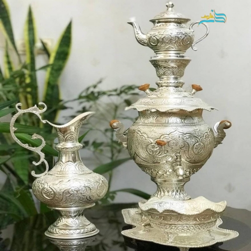 نمای کامل از سرویس سماور با قلمزنی کریستالی و آبکاری نقره، نمایش فرم، ارتفاع ۶۰ سانتی و زیبایی کلی.