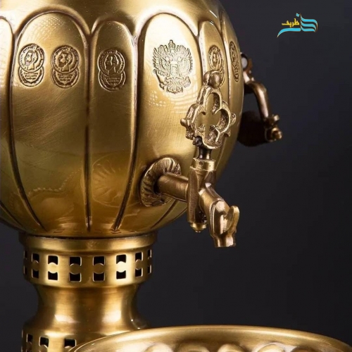 نمای ماکرو از دسته خواب و طراحی آنتیک برای نمایش کیفیت و اصالت.