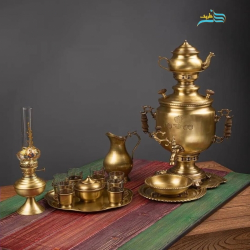 نمای کامل از سرویس شامل سماور ۶ لیتری، چایخوری، چراغ سنتی و استکان‌ها، نمایش هماهنگی و زیبایی کلی.