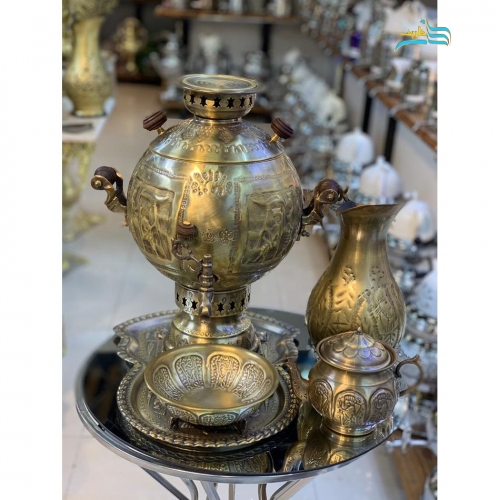 نمای کامل از سماور با دسته شاخ و طرح زیبا، نمایش فرم و زیبایی کلی.