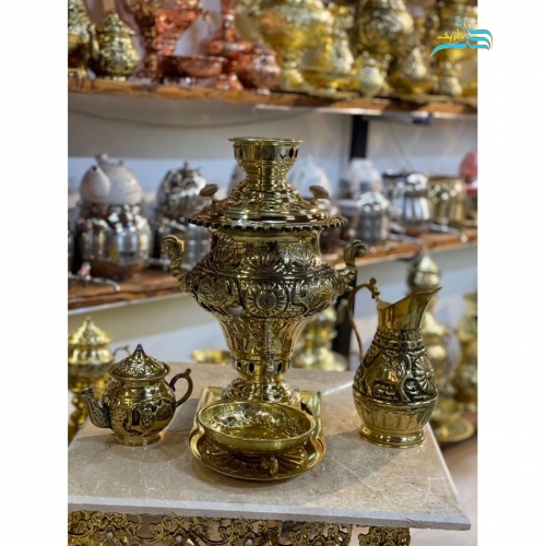 نمای کامل از سرویس سماور با بدنه ضخیم و طرح زیبا، نمایش فرم و زیبایی کلی.