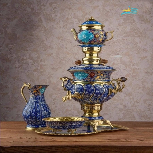 نمای کامل از سرویس سماور با نقاش دست، روکش پلی استر و پرداز، نمایش هماهنگی و زیبایی کلی.
