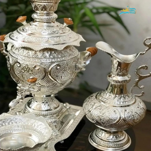 نمای ماکرو از قلمزنی اعلاء و ریز قلم برای نمایش کیفیت و ظرافت هنر استاد رحمتی.