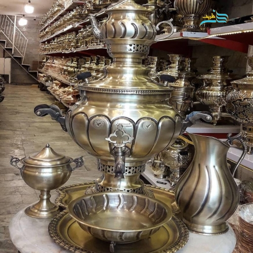 نمای کامل از سرویس سماور با دسته شاخ، نمایش فرم و زیبایی کلی.