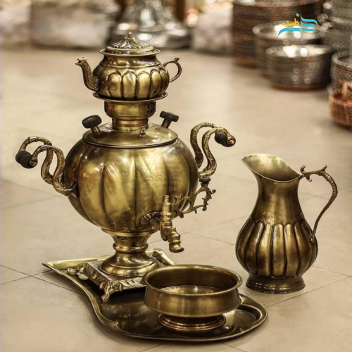 نمای کامل از سرویس سماور با طرح توپی قل دار، نمایش فرم، ارتفاع ۵۶ سانتی و زیبایی کلی.