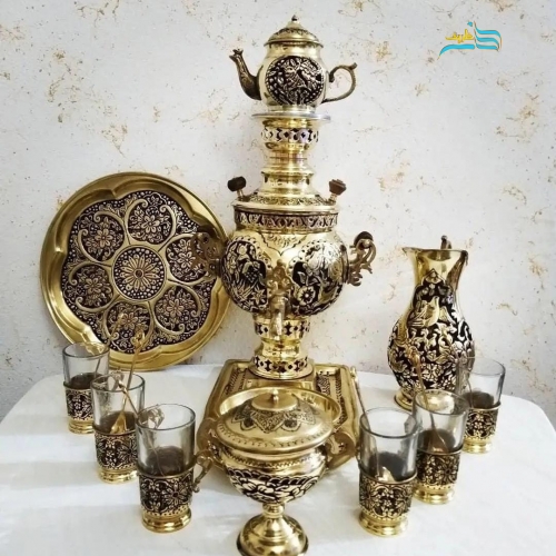 نمای کامل از سرویس ۱۳ تکه با دسته توری و طرح گل و مرغ، نمایش هماهنگی و زیبایی کلی.