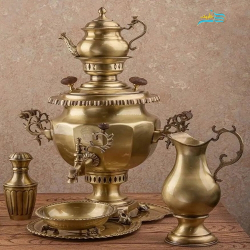 نمای کامل از سرویس شامل سماور شش ضلعی، چایخوری و چراغ سنتی، نمایش هماهنگی و زیبایی کلی.