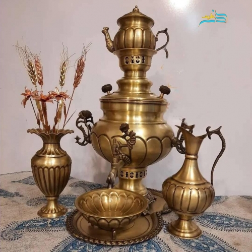 نمای کامل از سرویس پنج تکه شامل سماور عدسی و اجزای همراه، نمایش هماهنگی و زیبایی کلی.