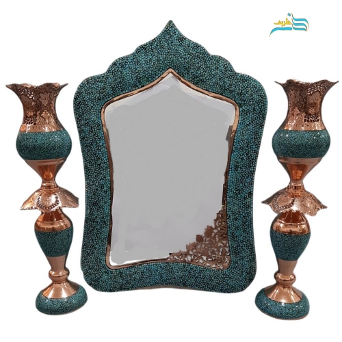 نمای ماکرو از فیروزه‌کوبی و قلم‌زنی برای نمایش کیفیت و ظرافت.