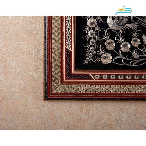 نمای اختصاصی از قاب چوبی خاتم‌کاری برای نمایش اصالت و ظرافت.