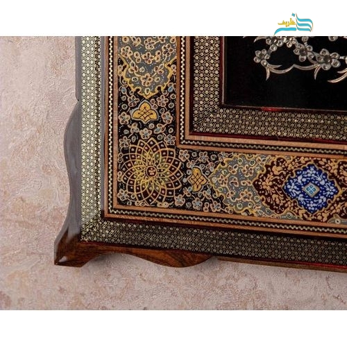 نمای اختصاصی از قاب چوبی با خاتم اعلاء و تذهیب برای نمایش اصالت.