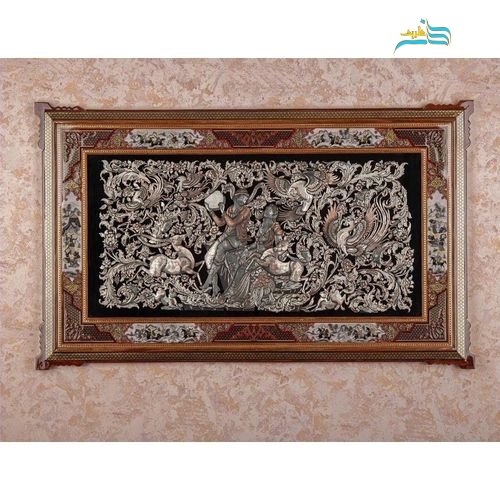 نمای شبیه‌سازی شده از تابلو روی دیوار برای نمایش مقیاس و کاربرد.