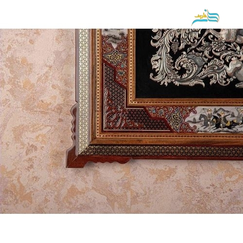 نمای اختصاصی از قاب با خاتم‌کاری، تذهیب و نقاشی استاد پیکانی.