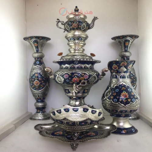 نمای کامل از سرویس سماور با نقاشی دست و روکش نقره، نمایش فرم و زیبایی کلی.