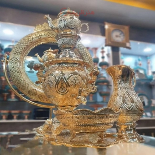 نمای کامل از سرویس سماور خربزه‌ای با آبکاری طلا، نمایش فرم و زیبایی کلی.