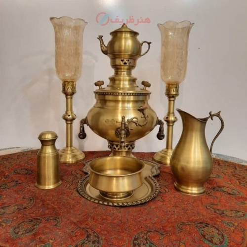 نمای کامل از ست ۵ پارچه شامل سماور، کاسه، قوری، پارچ، چایدان و شمعدان، نمایش هماهنگی و زیبایی کلی.