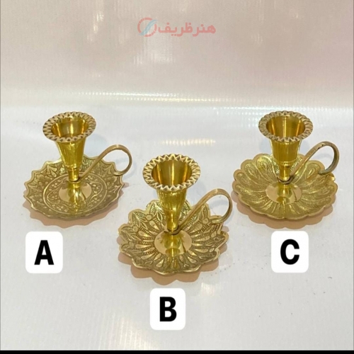 نمای کامل از شمعدان برنجی، نمایش فرم و زیبایی کلی.