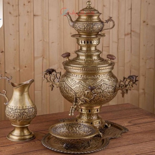 نمای کامل از سرویس سماور با قلمزنی گل و مرغ، نمایش فرم و زیبایی کلی.
