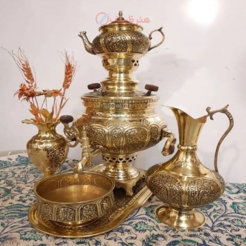 نمای کامل از سرویس سماور با قلمزنی گل و مرغ و اسلیمی، نمایش فرم و زیبایی کلی.