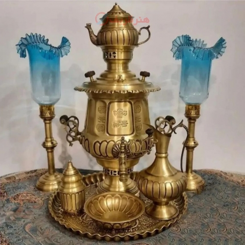 نمای کامل از سرویس سماور با طرح نیم‌خطی، نمایش فرم و زیبایی کلی.