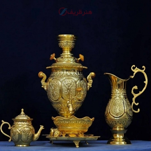 نمای کامل از سماور با قلمزنی اسلیمی و روکش شبه طلا، نمایش فرم و زیبایی کلی.