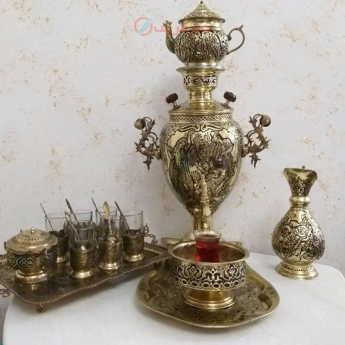 نمای کامل از سرویس سماور با چایخوری، نمایش هماهنگی و زیبایی کلی.