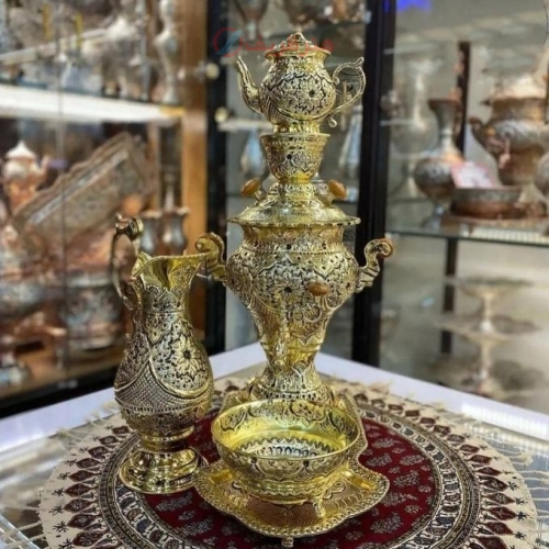نمای کامل از سرویس سماور با قلمزنی ریز، نمایش فرم و زیبایی کلی.