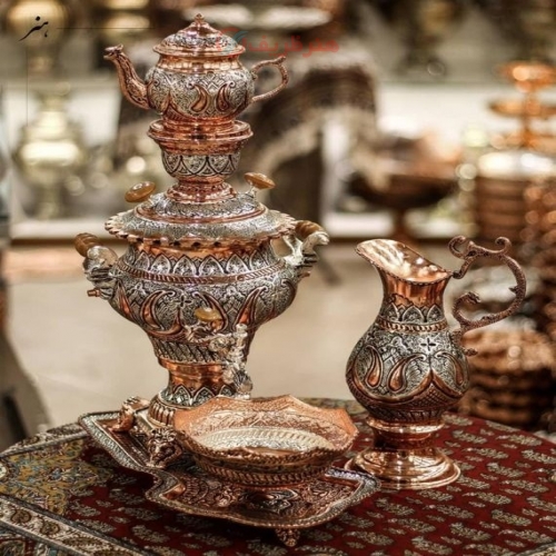 نمای کامل از سرویس سماور مسی، نمایش فرم و زیبایی کلی.