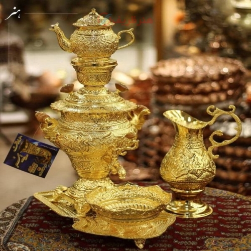 نمای کامل از سرویس سماور با قلمزنی و آبکاری شبه طلا، نمایش فرم و زیبایی کلی.