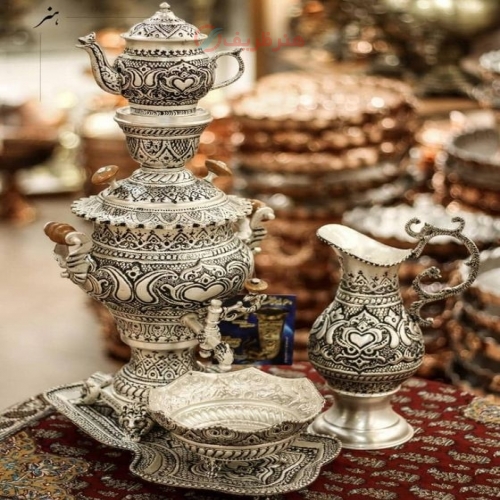 نمای کامل از سرویس سماور با قلمزنی و آبکاری نقره، نمایش فرم و زیبایی کلی.