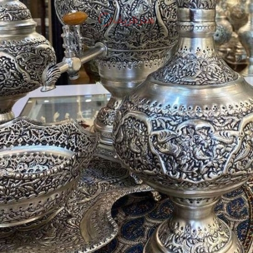 نمای ماکرو از قلمزنی گل و مرغ برای نمایش ظرافت و کیفیت.
