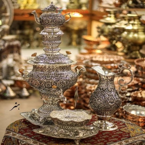 نمای کامل از سرویس سماور با قلمزنی و آبکاری نقره، نمایش فرم، ارتفاع ۶۵ سانتی و زیبایی کلی.