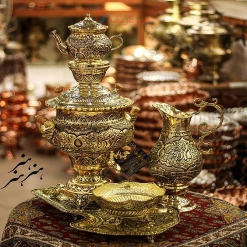 نمای نزدیک از قلمزنی سیاه قلم و ریز قلم برای نمایش ظرافت و کیفیت.