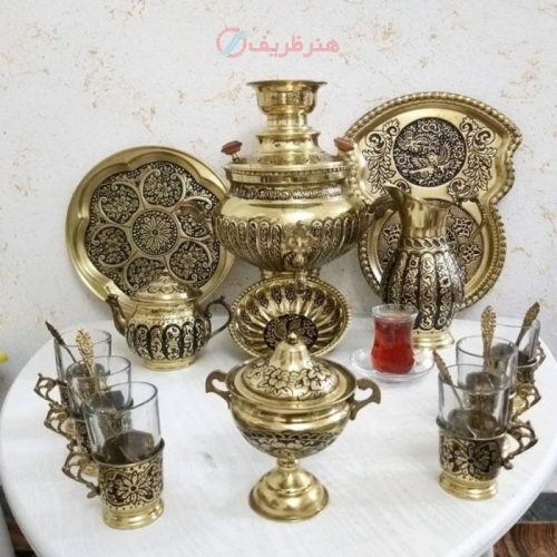 نمای کامل از سرویس سماور با طرح آینه و دسته شاخ، نمایش هماهنگی و زیبایی کلی.