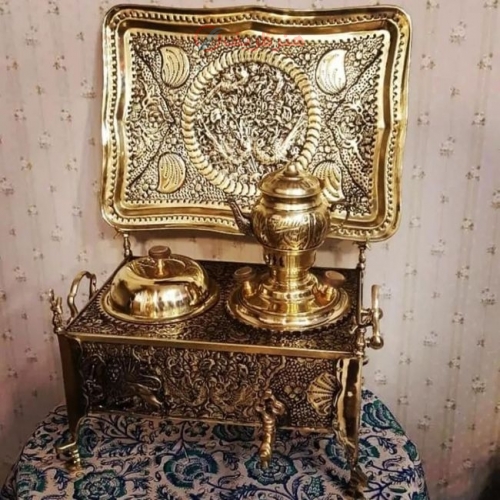 نمای نزدیک از قلمزنی دست اعلاء و جزئیات ریز برای نمایش ظرافت و کیفیت.
