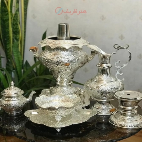 نمای نزدیک از قلمزنی دست اعلاء برای نمایش ظرافت و کیفیت.