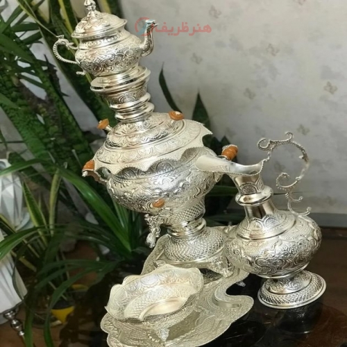 نمای شبیه‌سازی شده از سماور روی میز پذیرایی برای نمایش مقیاس و کاربرد.