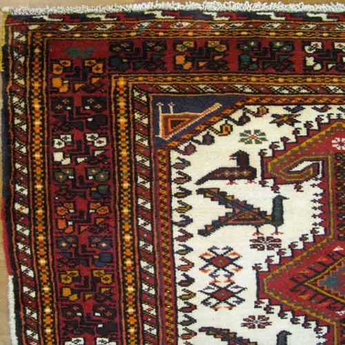 فرش دستباف نصرآباد قشقایی طرح سراسر سایز قاليچه رنگ زمینه كرم رنگ حاشیه لاكي کد ۳۹۳۱۹