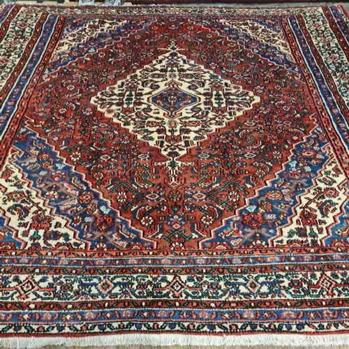 فرش دستباف بي بيک آباد همدان طرح لچک و ترنج سایز قالي رنگ زمینه لاكي رنگ حاشیه كرم کد ۳۹۴۲۳