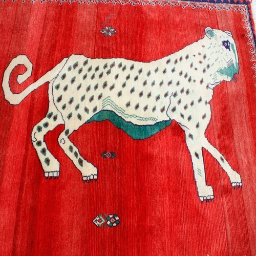 فرش دستباف نوبافت گبه طرح عکسي سایز قاليچه رنگ زمینه لاكي رنگ حاشیه لاكي کد ۳۹۵۲۶