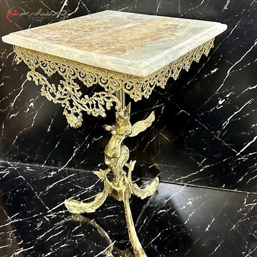 میز تلفن مربع طرح پایه ماهی و ستون فرشته بالدار، با صفحه سنگی با رنگ طلایی
