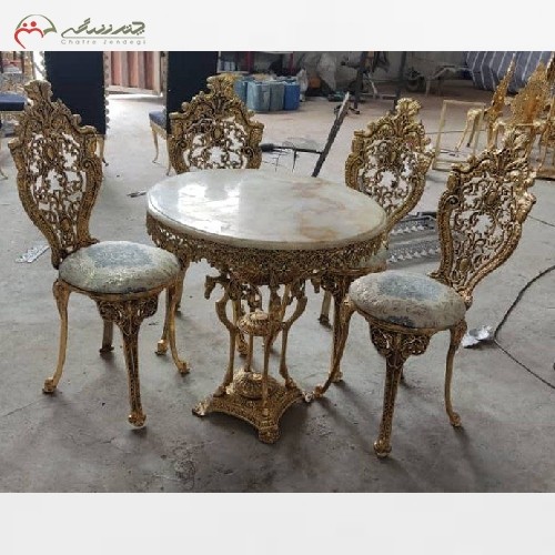 میز ناهار خوری برنزی 4 نفره مدل سلطنتی ،رنگ ثابت پایه اسبی، با رویه سفید، شیک و خاص - هنرظریف