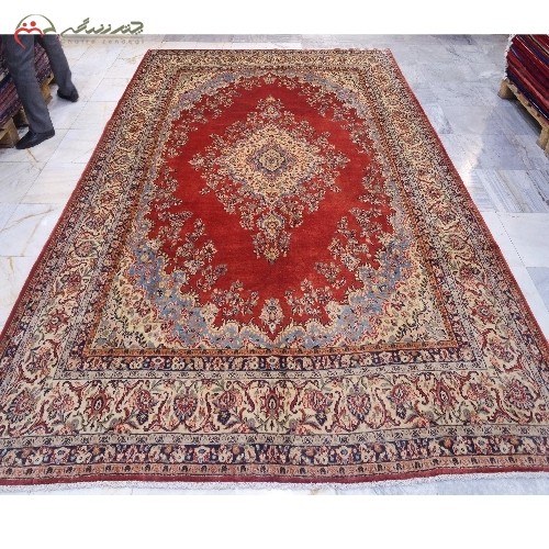 فرش دستبافت همدان کد 39241 بافته شده با نخ اعلاء، طرح لچک و ترنج با زمینه لاکی دارای ضمانت - هنرظریف